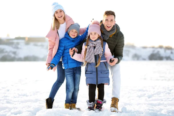 Ritratto Famiglia Felice All Aperto Nella Giornata Invernale — Foto Stock