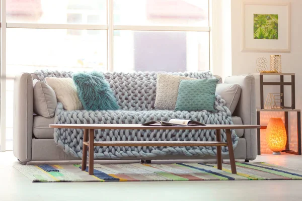 Stilvolles Wohnzimmer Interieur Mit Bequemem Sofa — Stockfoto