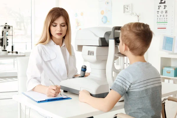 Oftalmologista Examinando Menino Clínica — Fotografia de Stock