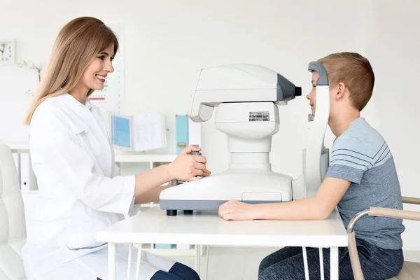 Augenarzt Untersucht Kleinen Jungen Klinik — Stockfoto