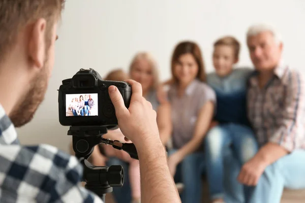 Photographe Professionnel Prenant Des Photos Famille Sur Canapé Studio — Photo