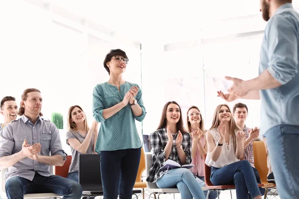 Entrenador Negocios Masculino Dando Una Conferencia Oficina — Foto de Stock