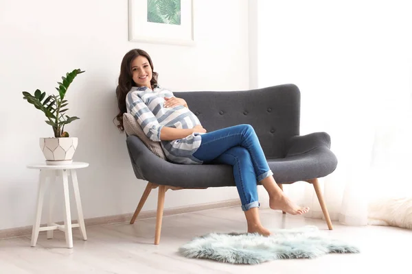 Evde Koltukta Oturan Güzel Hamile Kadın — Stok fotoğraf