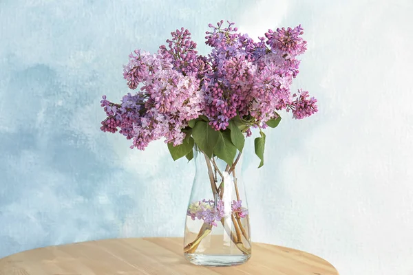 Ваза Красивим Квітучим Бузком Столі Світлому Фоні Весняні Квіти — стокове фото