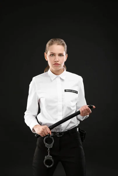 Guardia Seguridad Femenina Con Bastón Policial Sobre Fondo Oscuro — Foto de Stock