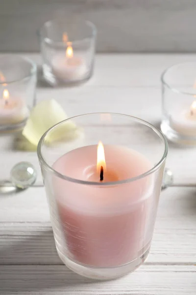 Όμορφη Καίγοντας Κερί Κερί Ποτήρι Στο Τραπέζι — Φωτογραφία Αρχείου
