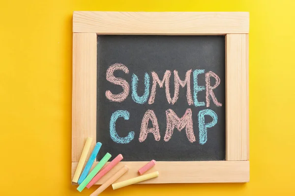 Texto Summer Camp Quadro Negro Pequeno Giz Colorido Vista Superior — Fotografia de Stock