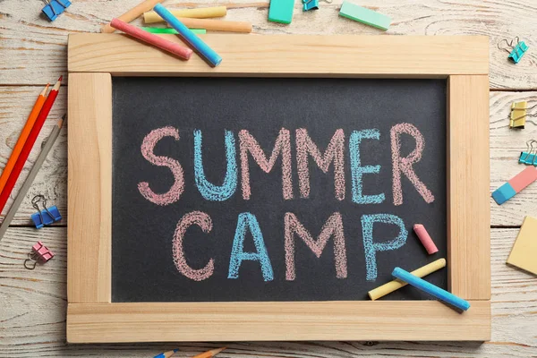 Texto Summer Camp Quadro Negro Pequeno Giz Colorido Vista Superior — Fotografia de Stock