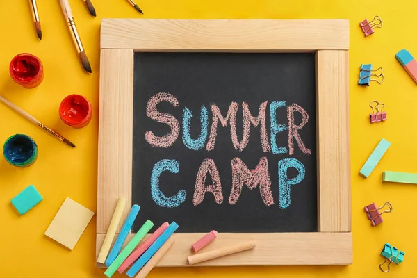 Texto Summer Camp Quadro Negro Pequeno Giz Colorido Vista Superior — Fotografia de Stock