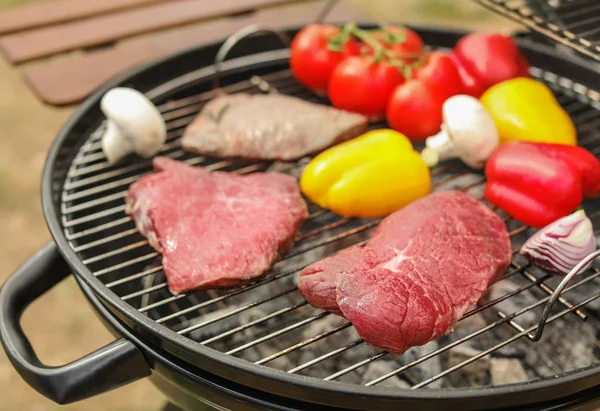 Parrilla Moderna Con Carne Verduras Aire Libre Primer Plano — Foto de Stock