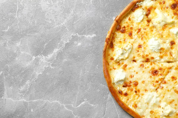 Lezzetli peynir pizza üzerinde gri arka plan, üstten görünüm