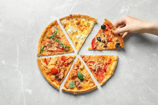 Kadın alarak dilim lezzetli pizza üzerinde açık renkli, üstten görünüm