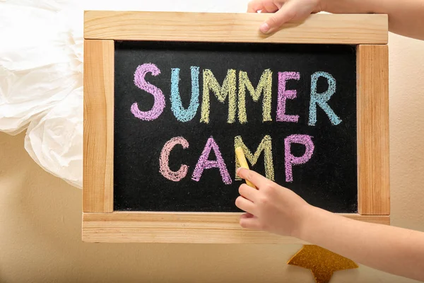 Kinder Schreiben Sommerlager Mit Bunter Kreide Auf Tafel Nahaufnahme — Stockfoto