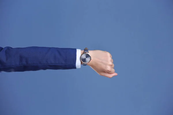 Mujer Negocios Con Reloj Pulsera Sobre Fondo Color Concepto Tiempo — Foto de Stock