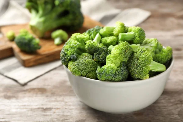 Bowl Dengan Brokoli Hijau Segar Atas Meja — Stok Foto