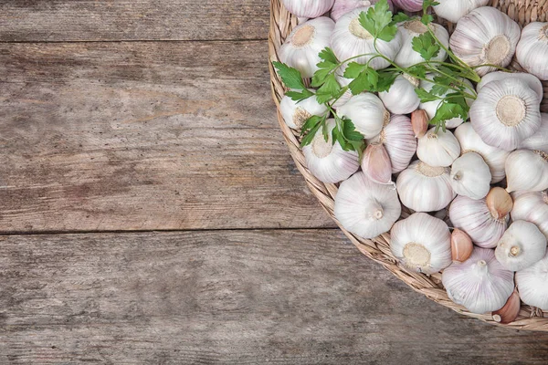 Wicker Plate Fresh Garlic Wooden Background Top View — Stock Photo, Image