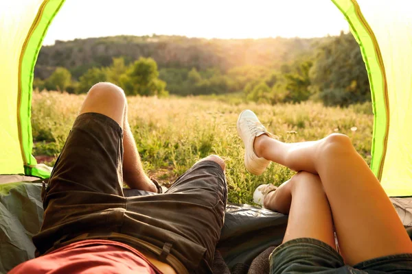 Young Couple Resting Camping Tent View — Stock Photo, Image
