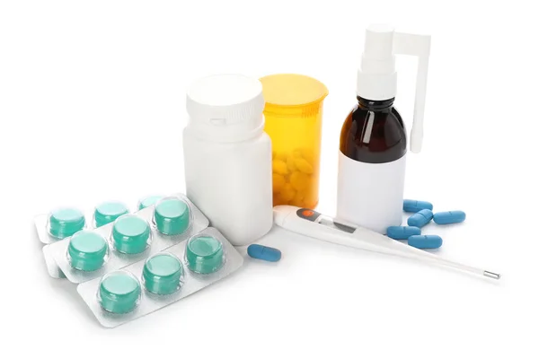 Pillen Und Medikamente Gegen Erkältung Auf Weißem Hintergrund — Stockfoto