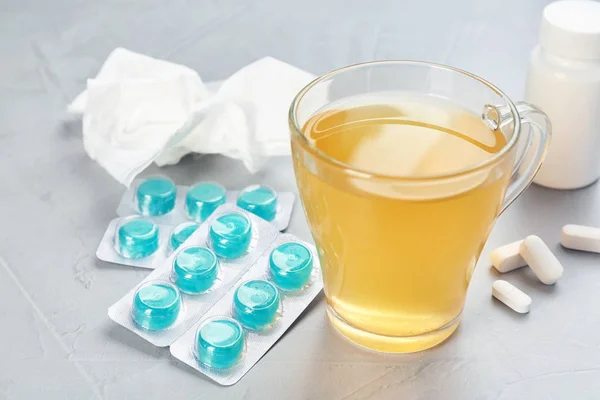 Taza Con Caliente Pastillas Medicamentos Para Frío Mesa — Foto de Stock