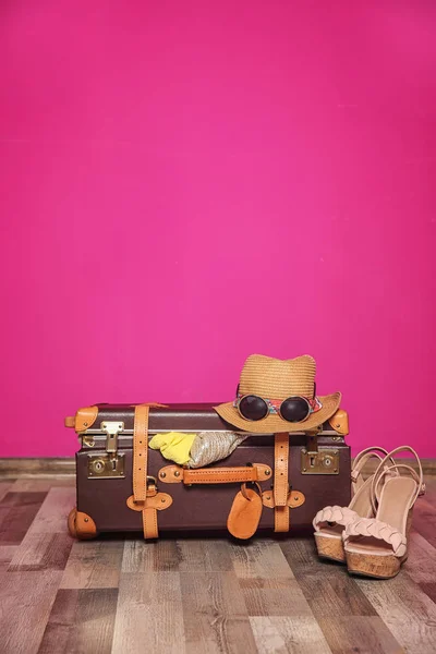 Walizki Pakuje Letnich Podróży Podłodze Pobliżu Kolor Ściany — Zdjęcie stockowe