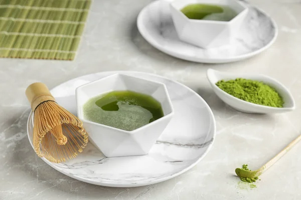 Schüssel Mit Frischem Matcha Tee Und Chasen Auf Dem Tisch — Stockfoto