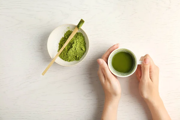 Vrouw Met Kopje Matcha Thee Aan Tafel Bovenaanzicht — Stockfoto