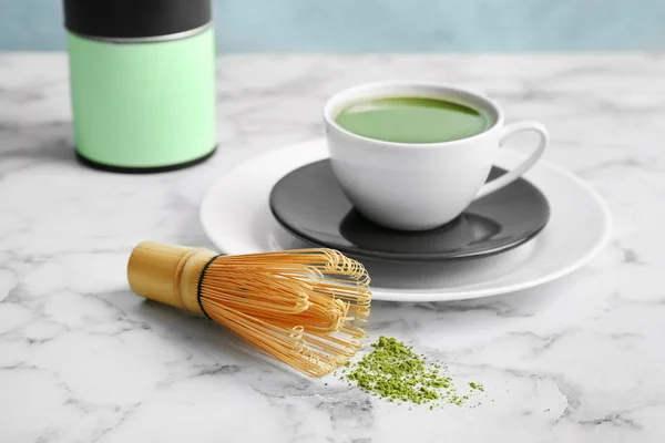 Tasse Frischen Matcha Tee Und Chasen Auf Dem Tisch — Stockfoto