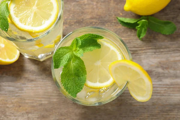 Composición Plana Con Vaso Limonada Natural Sobre Mesa —  Fotos de Stock