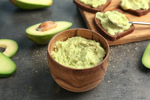 Tigela Com Guacamole Feito Abacates Maduros Mesa — Fotografia de Stock