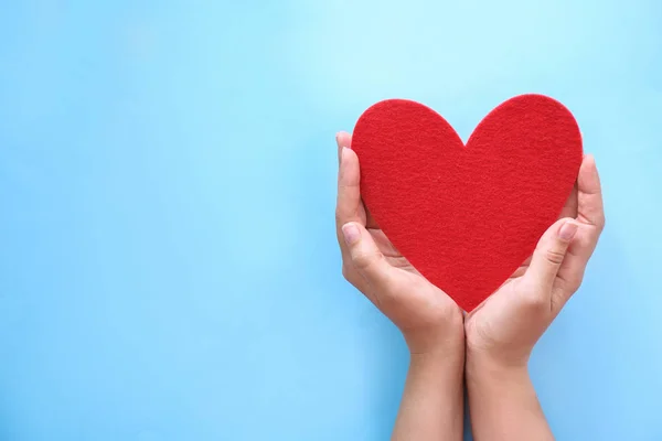 Mujer Joven Sosteniendo Corazón Rojo Fondo Color Vista Superior — Foto de Stock