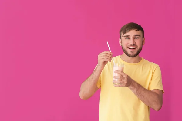 Ung Man Med Glas Läcker Milkshake Färgbakgrund — Stockfoto