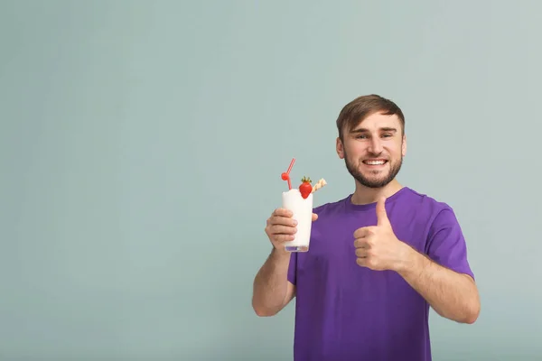 Joven Con Vaso Delicioso Batido Leche Sobre Fondo Color — Foto de Stock