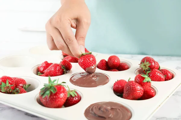 Femme Trempant Fraise Mûre Dans Moule Avec Chocolat Fondu Gros — Photo