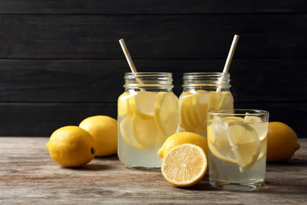 Természetes Limonádé Üvegáru Fából Készült Asztal — Stock Fotó