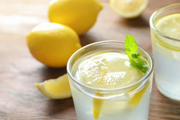 Natürliche Limonade Mit Minze Glas Auf Dem Tisch Nahaufnahme — Stockfoto