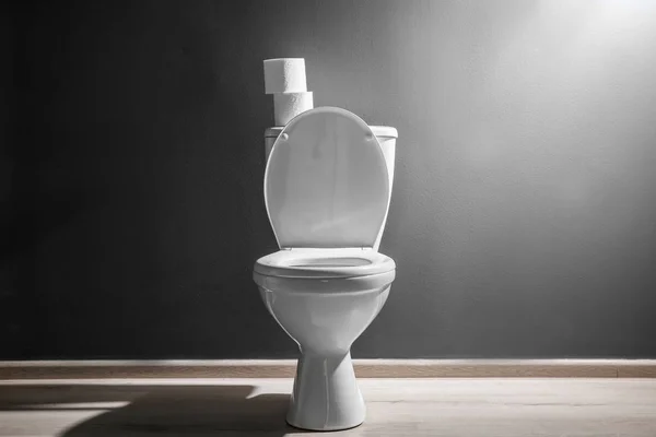 Neue Keramik Toilettenschüssel Der Nähe Der Grauen Wand Seitenlicht — Stockfoto