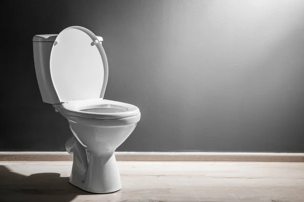 Nieuwe Keramische Toiletpot Buurt Van Grijze Muur Zijde Licht — Stockfoto