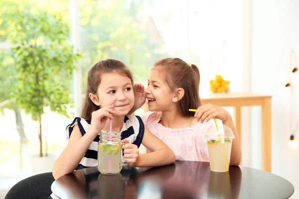 Niñas Con Limonada Natural Mesa Interiores — Foto de Stock