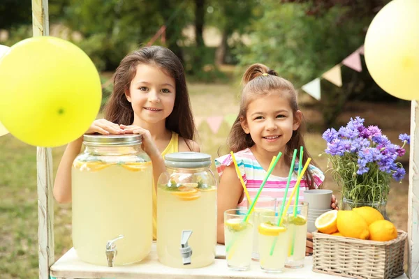Little Girls Lemonade Stand Park — Stock Photo, Image