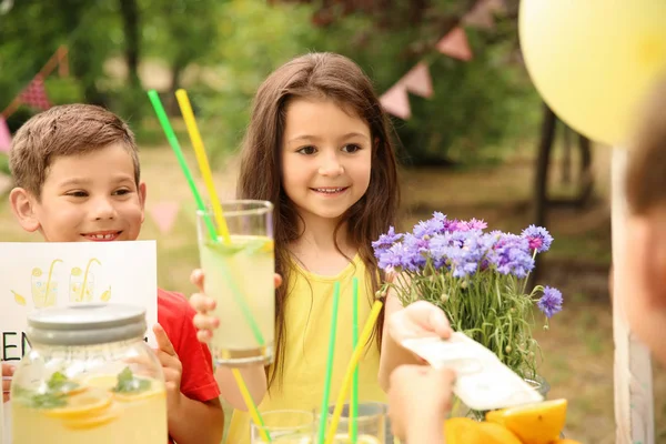 Kleine Kinder Verkaufen Naturlimonade Stand Park — Stockfoto