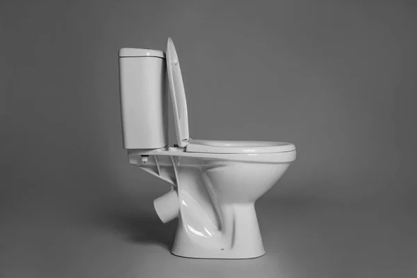 Neue Keramik Toilettenschüssel Auf Grauem Hintergrund — Stockfoto