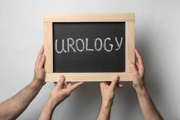 Miehet Tilalla Liitutaulu Sana Urology Valolla Taustalla — kuvapankkivalokuva