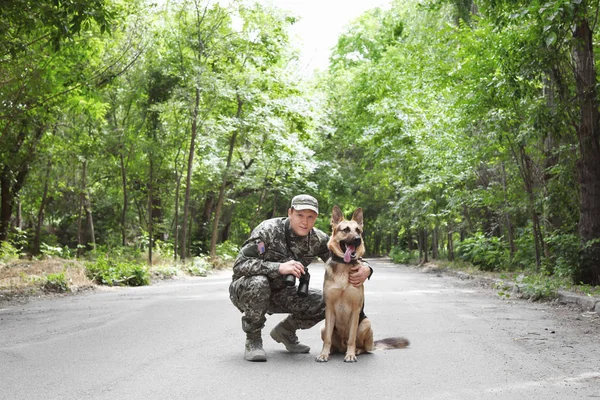 Hombre Uniforme Militar Con Perro Pastor Alemán Aire Libre — Foto de Stock