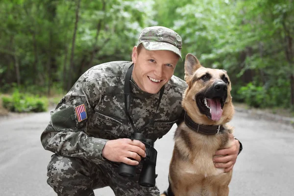 Mann Militäruniform Mit Schäferhund Draußen — Stockfoto