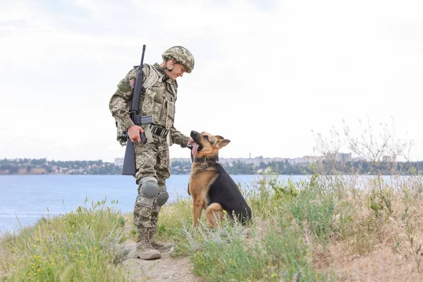 Hombre Uniforme Militar Con Perro Pastor Alemán Cerca Del Río — Foto de Stock