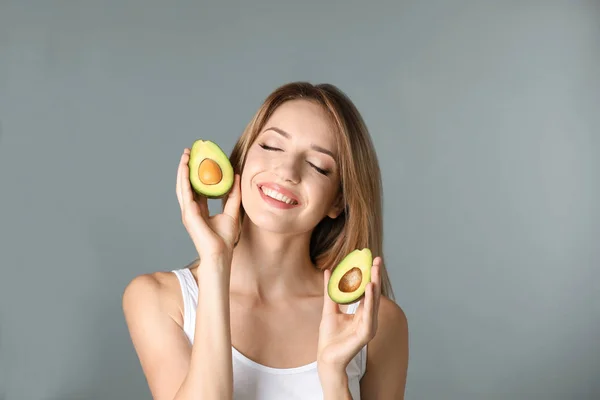 Portret Van Jonge Mooie Vrouw Met Rijpe Heerlijke Avocado Kleur — Stockfoto