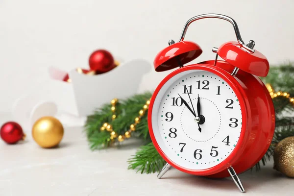 レトロな目覚まし時計とテーブルの上の装飾 クリスマス カウント ダウン — ストック写真