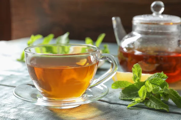 Sıcak aromatik nane çayı ve tablo taze yapraklar ile fincan
