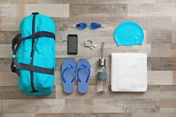 Spor çantası ve ekipman için yüzme havuzu ahşap zemin, üstten görünüm üzerinde düz yatıyordu kompozisyonu