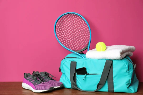 Σπορ Τσάντα Τσάντα Και Εξοπλισμός Για Τένις Στο Ξύλινο Πάτωμα — Φωτογραφία Αρχείου